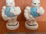 paire de figurines en céramique représentant un homme et une femme tenant un livre