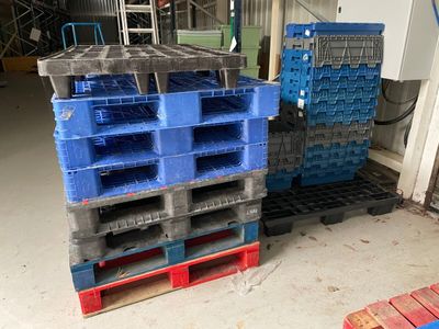 deux palettes empilées l'une sur l'autre
