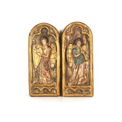 paire de panneaux en bois sculpté représentant des anges et une femme