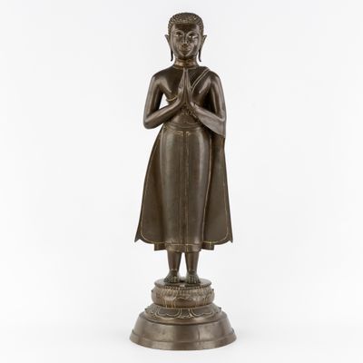 Ancien moine bouddhiste d'Ayutthaya debout, en bronze patiné…