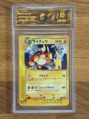 une carte Pokémon dans un étui en plastique posé sur une table en bois