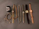 de nombreux types de montres et de bracelets sur la table