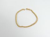 un bracelet à chaîne en or avec un fermoir sur fond blanc