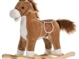 un cheval à bascule marron muni d'une selle