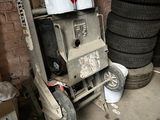 une pile de pneus et un seau posés sur un chariot