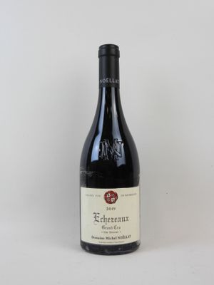 une bouteille de vin posée sur une table