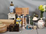 un grand nombre d'objets posés sur une table