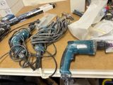 de nombreux outils posés ensemble sur une table