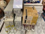 des cartons de verres à vin et des verres à vin posés sur une table dans un magasin