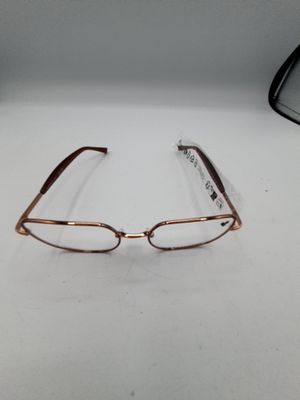 des verres posés sur une surface blanche, avec une paire de lunettes au premier plan