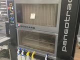 une photo d'un four professionnel dans une cuisine