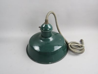une image représentant une lampe de table verte munie d'un cordon