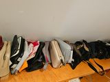 beaucoup de sacs posés sur une étagère dans une pièce