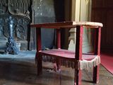 une table et une chaise dans une pièce avec une cheminée