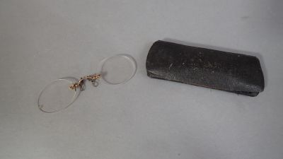 Paire de binocles en métal doré, avec système de pince-nez f…