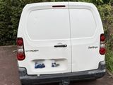 une camionnette blanche garée sur le bord de la route