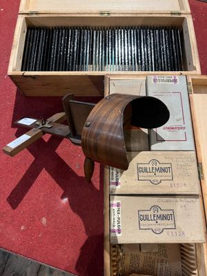 une boîte en bois contenant tout un tas d'objets