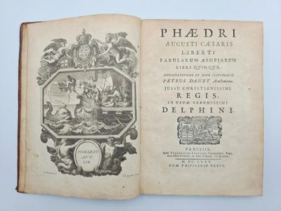 un livre ouvert sur lequel figure l'image d'un homme dans un bateau