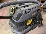 un gros plan d'un aspirateur posé sur le sol dans une pièce