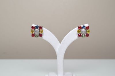 Une paire de boucles d'oreilles en argent, forme carrée, ser…
