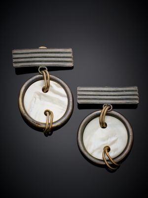 deux boucles d'oreilles en argent et nacre sur fond noir