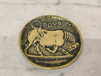 un gros plan d'une pièce d'or sur laquelle figure un taureau