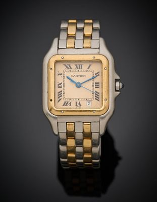 gros plan d'une montre-bracelet sur une surface noire