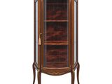 une armoire d'angle en bois avec une porte vitrée et des moulures dorées