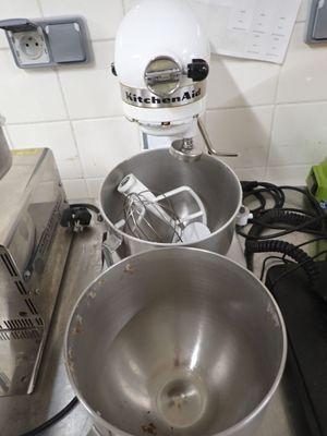 deux mixeurs posés sur un plan de travail de cuisine