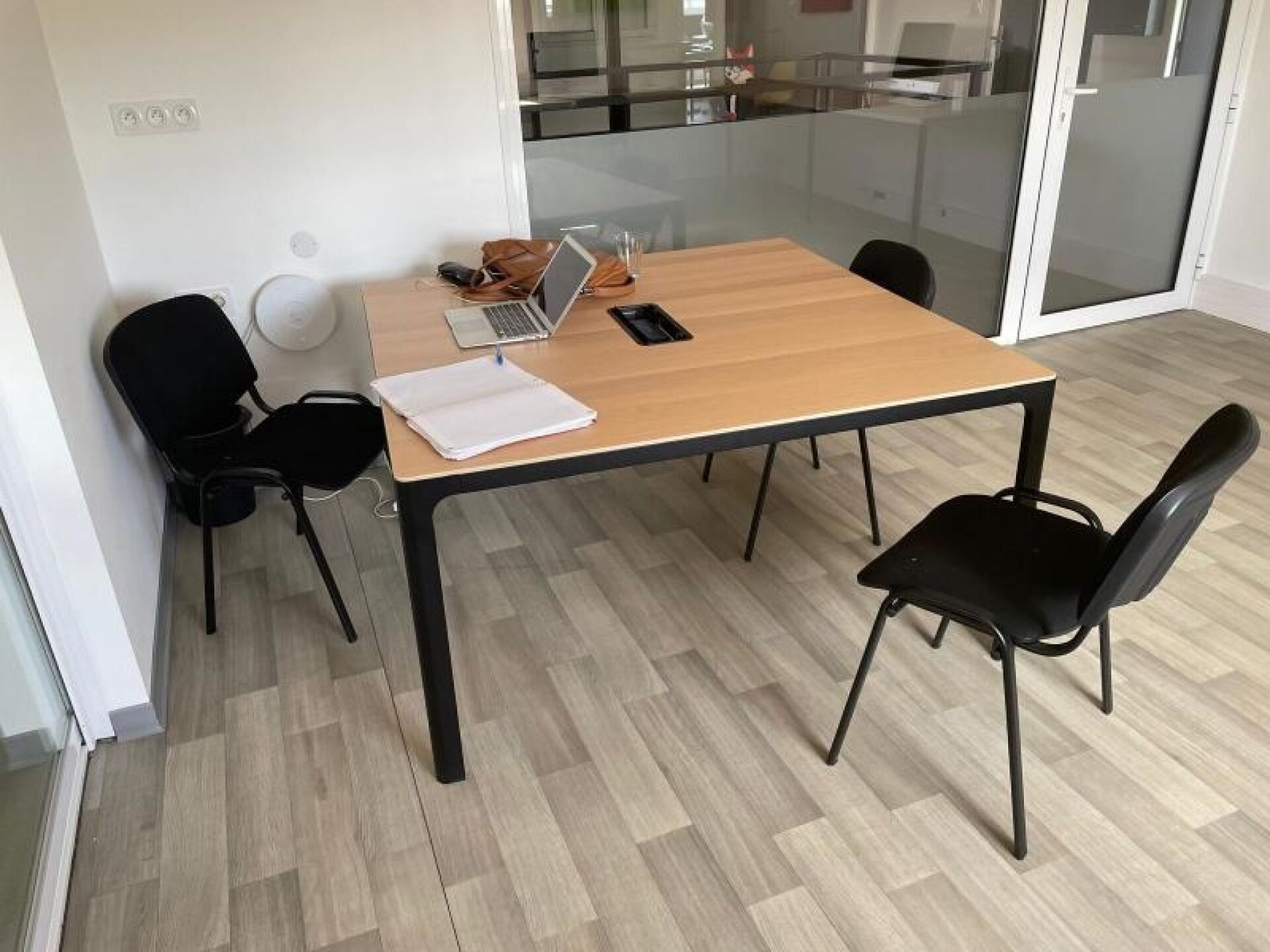 Lot de deux tables de travail carrées