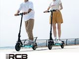 un homme et une femme qui font de la trottinette sur la plage