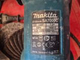 un gros plan d'une machine bleue sur laquelle figure un numéro