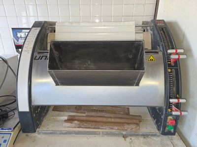 une machine posée sur le comptoir d'une cuisine