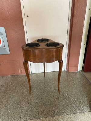 une petite table en bois sur laquelle se trouvent deux tasses
