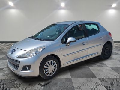 la voiture argentée est garée dans le garage sur le sol en damier