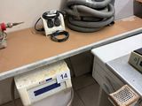 une photo d'une salle de bains avec des toilettes et un lavabo