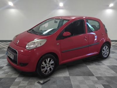 la photo d'une petite voiture rouge garée dans un garage