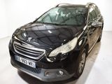 La petite voiture noire est garée dans une pièce blanche.