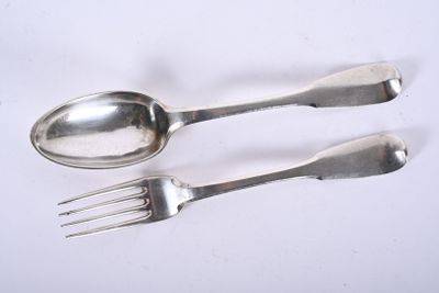 deux cuillères et une fourchette sur une table blanche