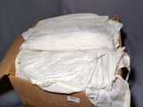 une boîte en carton sur laquelle est posé un sac contenant des oreillers