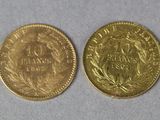 two gold coins, one of which has a crown and the other of which is a wreath