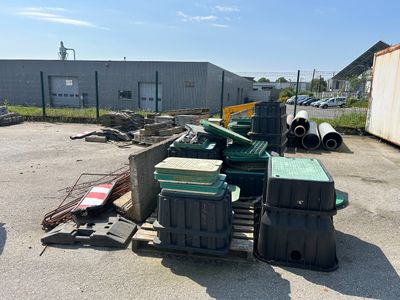 un tas d'ordures au milieu d'un parking