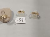deux paires de bagues en or et une bague sur fond blanc