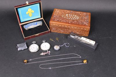 une boîte en bois contenant une montre et d'autres objets