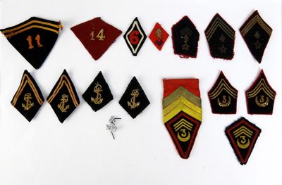 Plusieurs types différents d'écussons militaires sont présentés sur un fond blanc