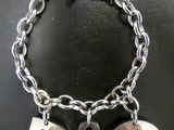 un bracelet en argent orné de deux lettres et d'une bague