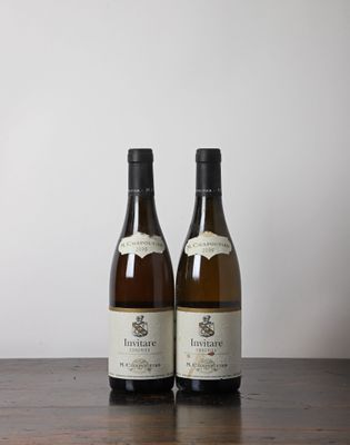 deux bouteilles de vin posées sur une table en bois