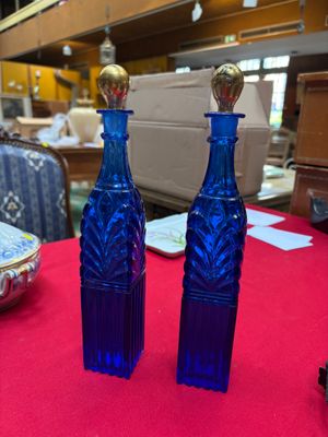 Paire de flacons en verre taillé bleu - H: 28 cm - Un bouchon accident - Photo 1
