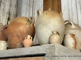 de nombreux vases posés sur une étagère dans une pièce