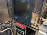 un micro-ondes posé au milieu d'une cuisine